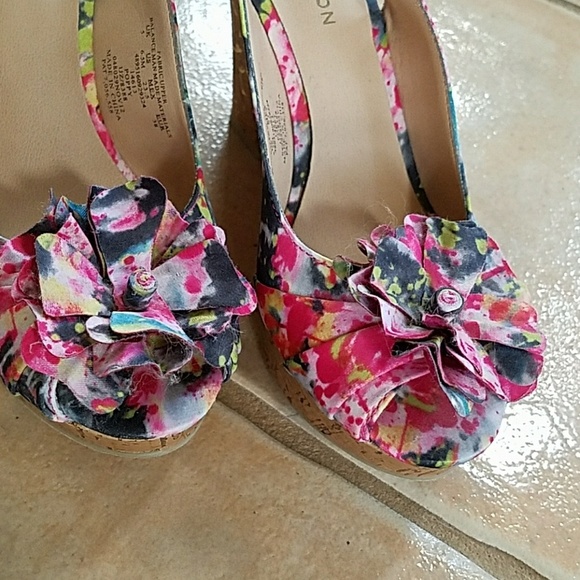 Like new, Floral high heel shoes, 4" - Picture 2 of 6